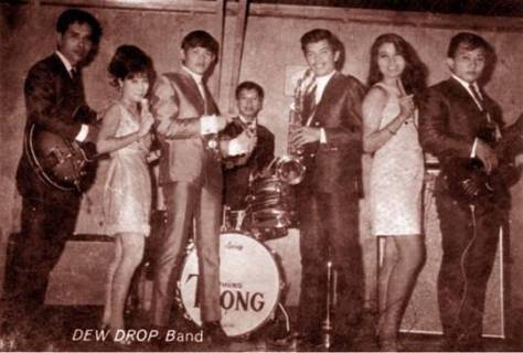 NS Khánh Băng với ban nhạc The Dew Drop Band.