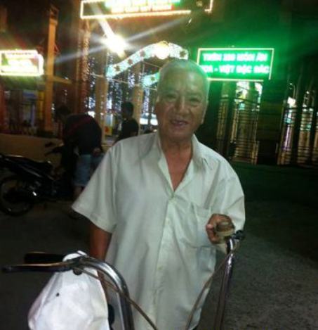 Nhạc sĩ Phùng Trọng dù nghèo nhưng vẫn chấp nhận đi làm bằng chính mồ hôi nước mắt của mình ngày ngày trên đường phố.