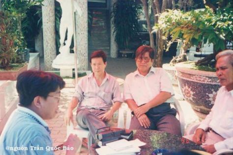 Từ trái sang phải: Trần Quốc Bảo, Nguyễn Vũ (Bài Thánh Ca Buồn), Hà Phương (Em Về Miệt Thứ), Khánh Băng (Sầu Đông) chụp tại Khách sạn Hương Việt tháng 2 năm 1996.