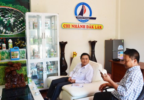 Phó Chi cục trưởng Chi cục QLTT Đắk Lắk (áo trắng) khẳng đinh giám đốc văn phòng đại diện Cty Thuận Phong ( áo kẻ) có nhiều sai phạm