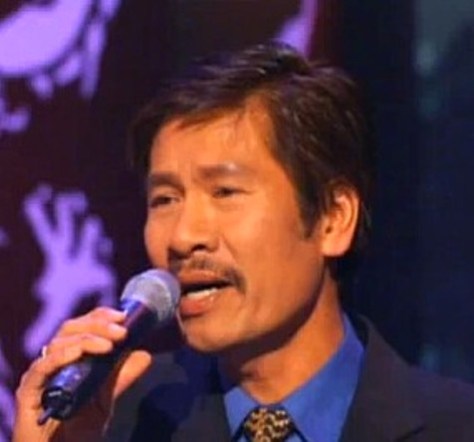 Nhạc sĩ Từ Công Phụng đang trình bày một ca khúc của mình.