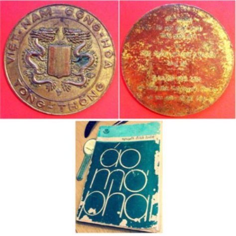 Trên là hai mặt của tấm huy chương Giải thưởng Văn Học Nghệ Thuật Toàn quốc do Tổng Thống Việt Nam Cộng Hoà sáng lập. Ông Nguyễn Đình Toàn giải chính thức tiểu thuyết (72-73) với tác phẩm Áo Mơ Phai. Dưới là bìa tác phẩm Áo Mơ Phai Trên là hai mặt của tấm huy chương Giải thưởng Văn Học Nghệ Thuật Toàn quốc do Tổng Thống Việt Nam Cộng Hoà sáng lập. Ông Nguyễn Đình Toàn giải chính thức tiểu thuyết (72-73) với tác phẩm Áo Mơ Phai. Dưới là bìa tác phẩm Áo Mơ Phai.