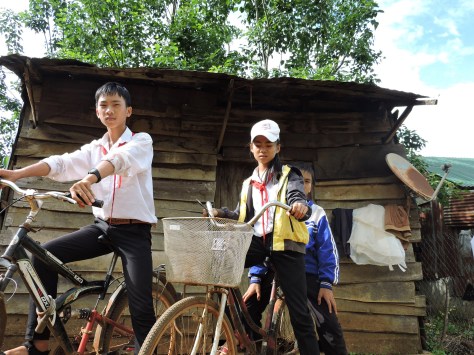 3 anh em lớp trưởng ve chai trước căn chòi dựng trên đất mượn