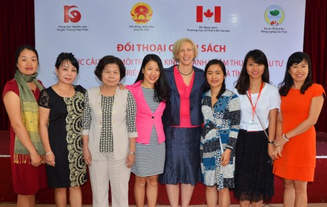 Các nữ nhà báo và chuyên gia chuyên viên dự đối thoại