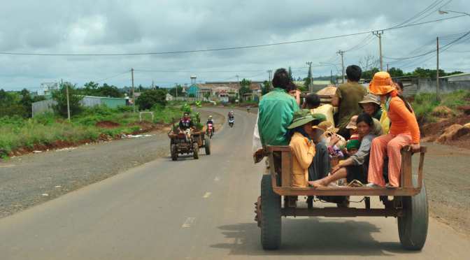 Chạy xe công nông ra đường nhựa, tai nạn đã được báo trước