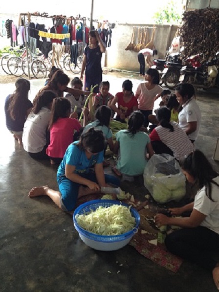 Làm rau nấu cơm chiều