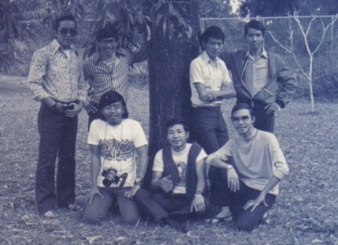 Ban nhạc "Phượng Hoàng" chụp chung với một số bạn hữu.