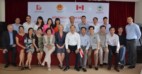 Ảnh lưu niệm khách mời với chủ nhà Hà Tĩnh