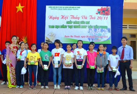 Những suất quà được san sẻ từ học bổng Đọt chuối non