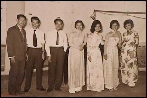 Ban Tiếng Tơ Đồng. Từ trái: NS Hoàng Trọng, Duy Trác, Thanh Sơn, Kim Tước, Tuyết Anh, Ánh Tuyết, Mai Hương.