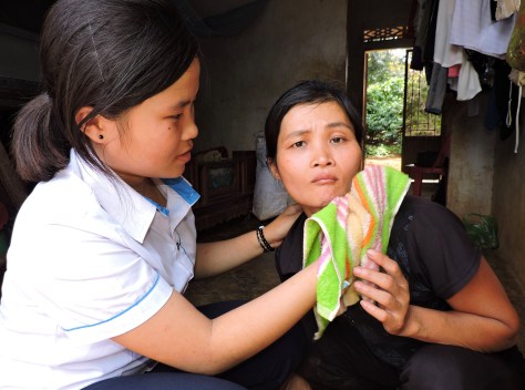 Thu Hiền chăm sóc mẹ tật nguyền