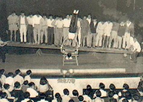 20 người đứng trên và một người chống ngược.