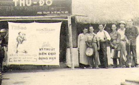 Ban nhạc trước hiệu ảnh Thủ Ðô - Ðống Nam 12-9-1949.