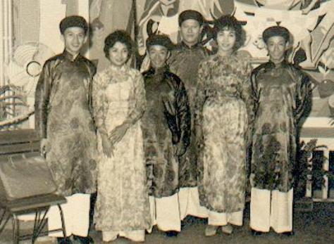 Nhật Bằng, Xuân Lôi, Trung Úy Trường, Xuân Tiên và 2 cô người Phi mặc áo dài VN.