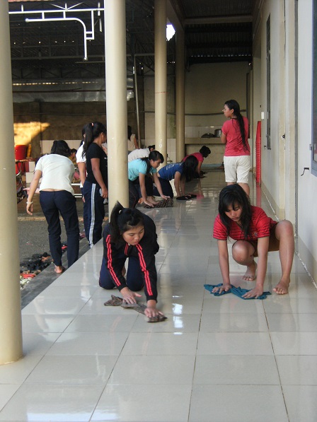 (1) Các em làm vệ sinh nhà cửa