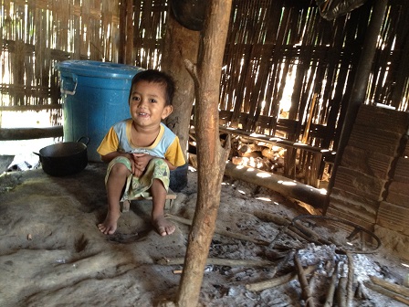 (1) Em Win đợi chị Lem bên bếp lửa.