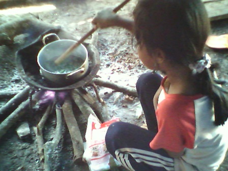 (3) Em Lem đang nấu canh lá mì