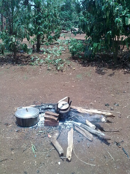 2/ Ảnh nhà bếp là một giải đất trống ngoài sân.