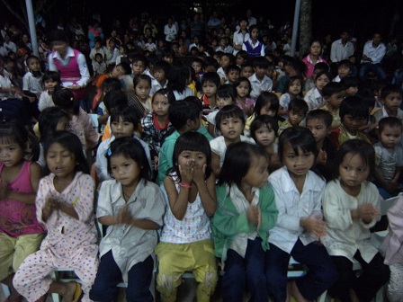 2/ Ảnh các em Ấu nhi ngoan ngoãn trong giờ dâng thánh lễ Chúa nhật.