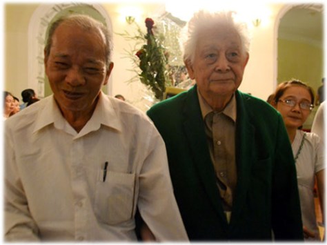 Nhà thơ Phạm Thiên Thư và Nhạc sĩ Phạm Duy.