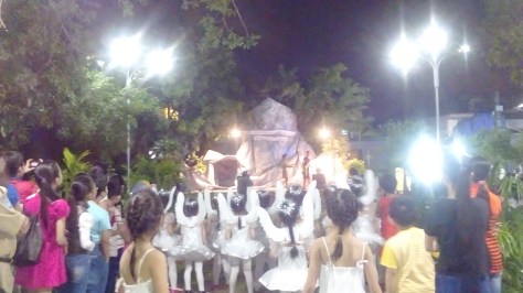 Thiên thần đang chờ diễn. Vở kịch đang diễn đoạn anh em Cal và Ken dâng lễ lên Thiên Chúa