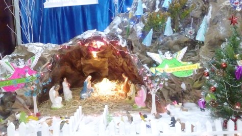 Hang đá ở khắp nơi, trong các hốc tường