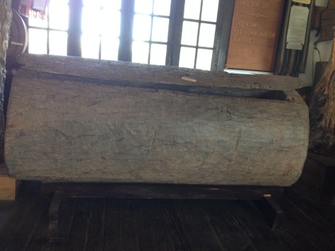 Ảnh hòm chôn năm người trong gia đình của người sắc tộc Bana. Chiếc hòm này đang được đặt trong phòng truyền thống Tòa Giám Mục Kontum.