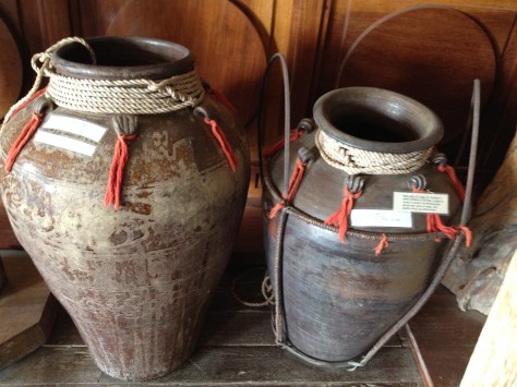 Ảnh hai chiếc ghè quí. Ghè bên (T) là ghè Dang Krênh, trị giá bằng 26 trâu. Ghè bên (P) là ghè Tơ Ban Ta, trị giá bằng 08 trâu. Hiện đang đặt trong phòng truyền thống Tòa Giám Mục Kontum.