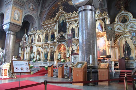 Bên trong nhà thờ