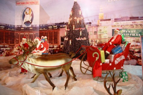 Mô hình cỗ xe tuần lộc chở quà Noel phát cho các bé