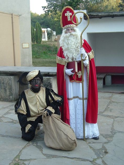 Đóng vai Thánh Nicholas và Zwarte Piet.