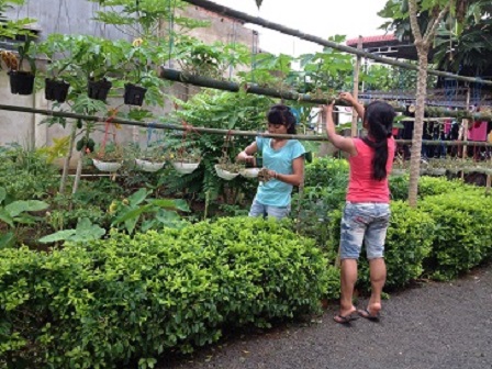 1/ Ảnh các em học sinh chăm sóc vườn hoa trong giờ lao động chiều của nhà Lưu trú.