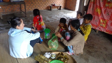 Thăm gia đình mẹ Sót