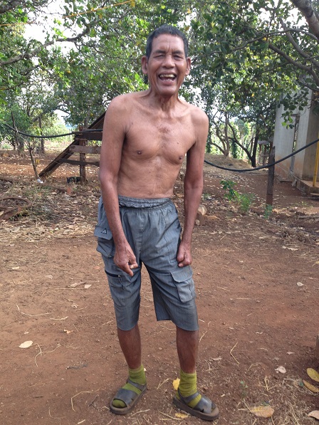 Ảnh bố Lê ở Làng Phung Ea – Lân _ Yale _ Gialai. Đã bị phong cùi ăn mất những ngón tay và những ngón chân bên bàn tay và bàn chân trái nhưng bố Lê vẫn bình an vui cười.