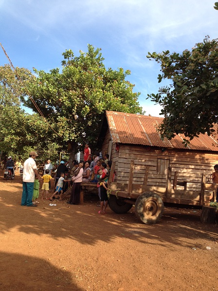 Ảnh buổi chiều một số người lớn cũng như trẻ trong Làng Phung Ea – Lân _ Yale tụ tập ngôi chơi nói chuyện trước nhà của bố mẹ Miêng.