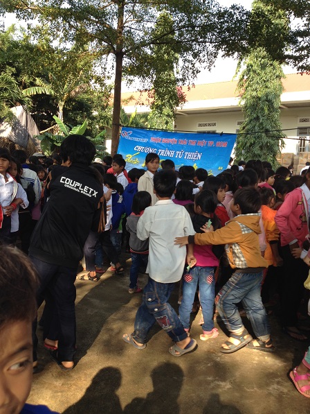 1/ Ảnh các em Thiếu nhi nô nức trong khuôn viên nhà thờ giáo xứ đợi nhận quà