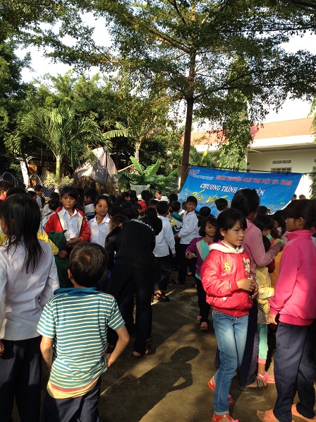 2/ Ảnh các em Thiếu nhi sau thánh lễ ra khuôn viên đơi nhận quà từ chương trình từ thiện “Trái tim Việt” Tp. HCM đến.