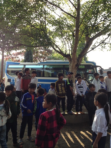 1/ Ảnh các em Thiếu nhi đứng trước xe car chơi đợi đến phiên nhận quà.