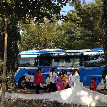 2/ Ảnh một số em đứng gần quan sát chiếc xe đã chở đoàn từ thiện “Trái tim Việt”từ Tp. HCM đến Buôn Làng.