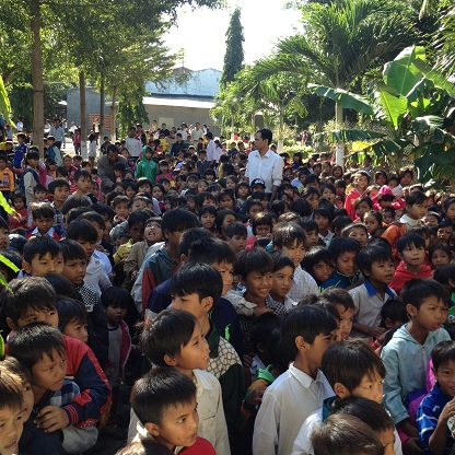 Các em Thiếu nhi Buôn Hằng đợi nhận quà Noel