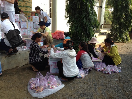 1/ Ảnh chia quà ra thành từng phần trước khi phát cho các em Thiếu nhi.