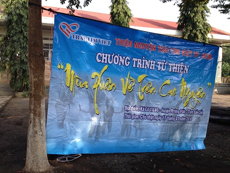 2/ Ảnh tấm pano của đoàn từ thiện “Trái tim Việt” Tp. HCM được treo trong khuôn viên giáo xứ Buôn Hằng trước khi chia sẻ các phần quà cho Thiếu nhi _ Chúa nhật 17/ 01/ 2016