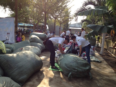 1/ Ảnh số quà đoàn từ thiện “Trái tim Viêt” từ Tp. HCM mang đến.