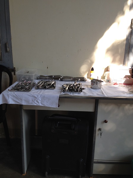 1/ Ảnh những dụng cụ khám răng của đoàn từ thiện “Trái tim Việt” Tp. HCM, chuẩn bị khám răng cho các em Buôn Hằng ngày 17/ 01/ 2016