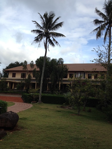 1/ Ảnh Tu viện Nữ Vương Hòa Bình được chụp từ quảng trường Hòa Bình.