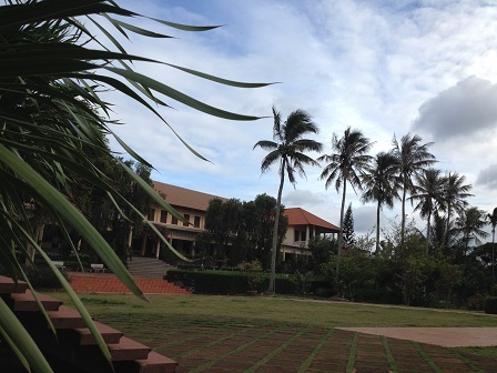 3/ Ảnh Tu viện Nữ Vương Hòa Bình được chụp từ nhà Nguyện