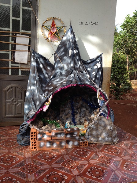 Hang đá gia đình ông trưởng thôn làng phung