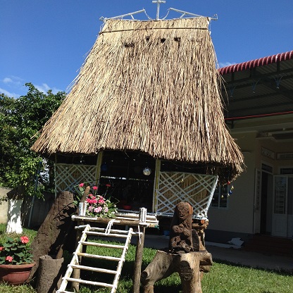 Hang đó ngoài nhà thờ Buôn Hằng I (2)