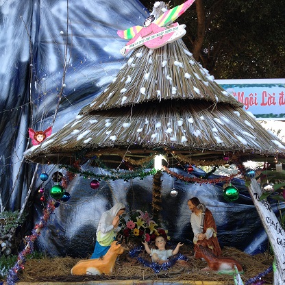 Hang đó ngoài nhà thờ Buôn Hằng