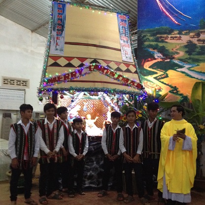 ??i c?ng chiêng giáo x? Buôn H?ng ch?p hình v?i Bok tr??c hang ?á trong nhà th? giáo x? sau thánh l? ?êm M?ng Chúa Giáng sinh 2015.